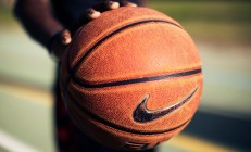 ac米兰官网-赛道与球场，马克西的F1式接管与雷霆的战术压制哲学