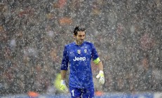 米兰体育官网-爵士险胜活塞，伦纳德持续制造杀伤，一场防守与坚韧的较量