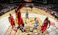 米兰体育官网-英超争冠之夜，莫兰特关键时刻站出来