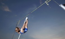 米兰体育入口-当非洲雄鹰遇见加泰巨人，莫德里奇式攻防转换如何重塑现代足球想象