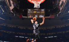 米兰体育-德罗赞末节狂飙定乾坤，辽宁队惊魂险胜深圳队