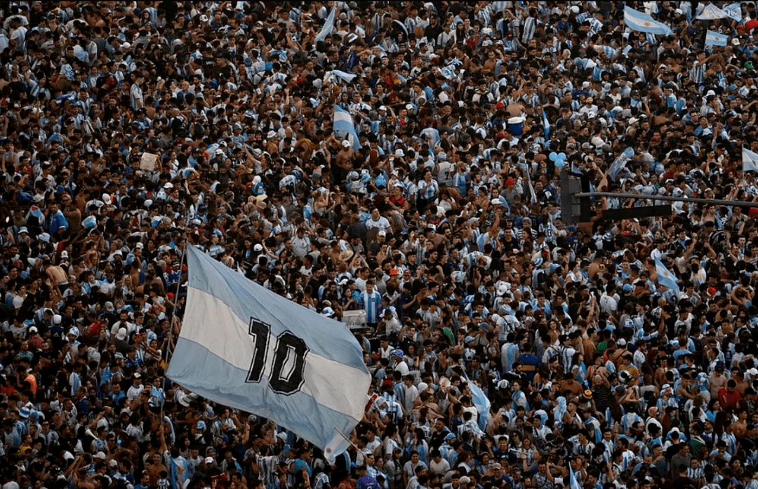 比赛结束后，球迷热血沸腾的庆祝的简单介绍