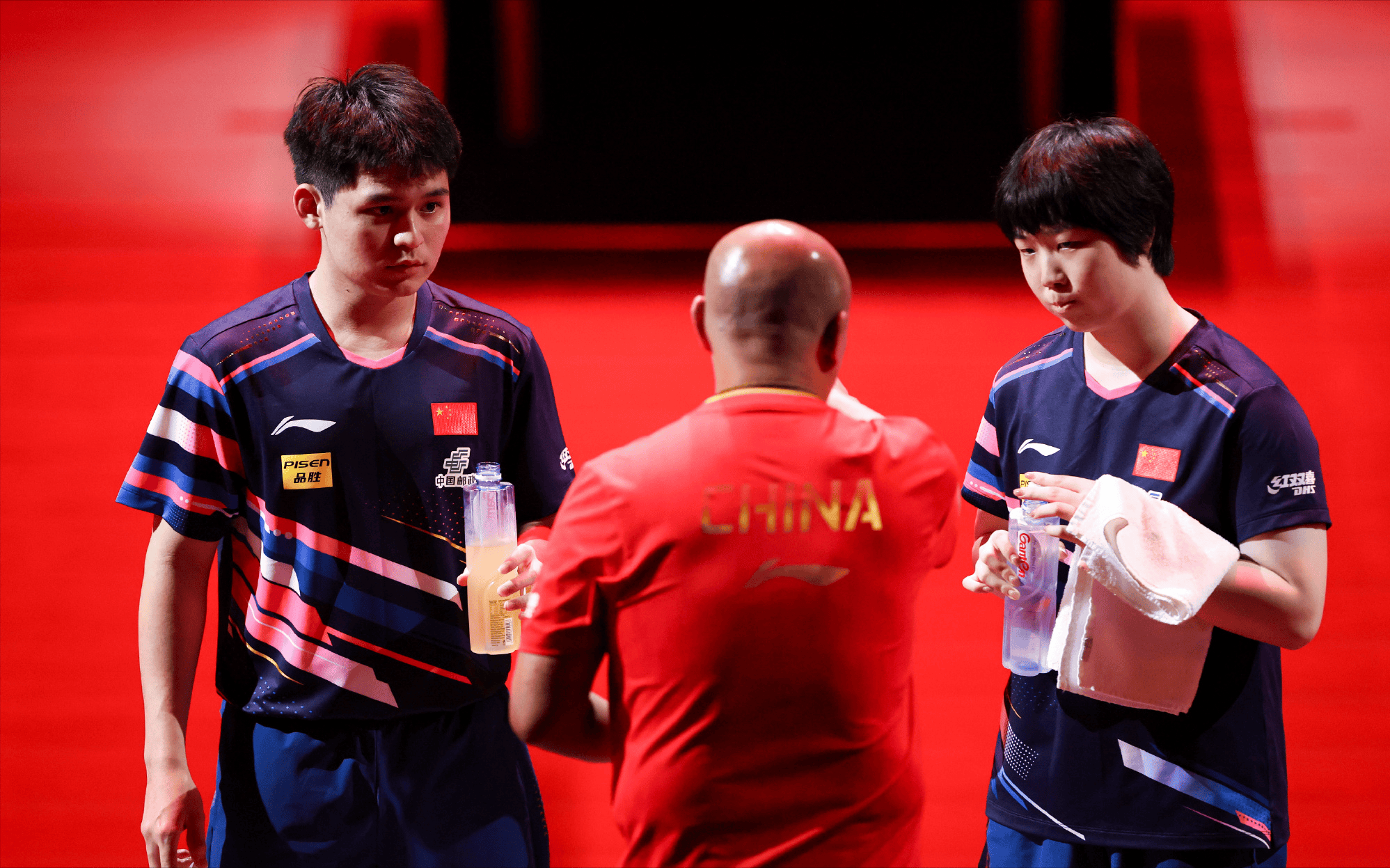 包含新加坡篮球冠军赛吸引众多粉丝，气氛热烈的词条