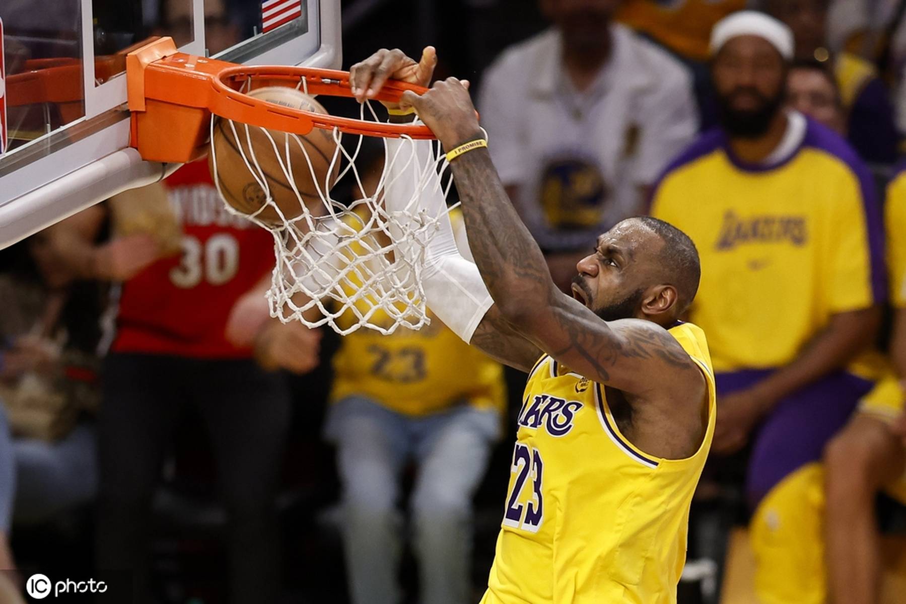 包含勇士大胜湖人迎来连胜，库里神勇砍分率队胜出的词条