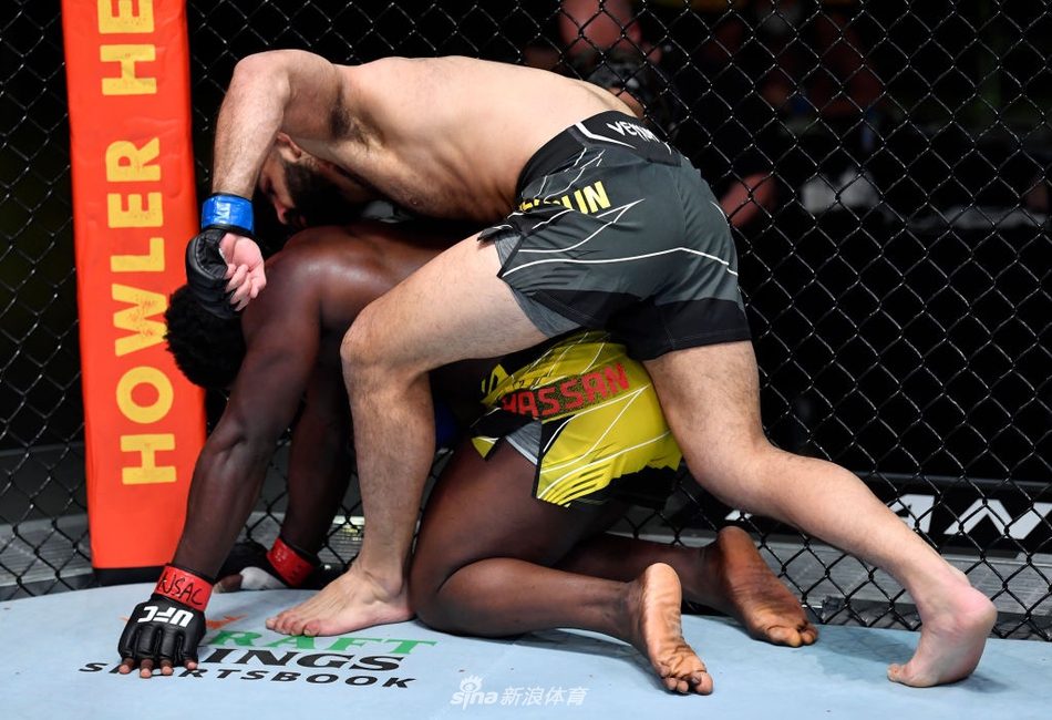 关于摩斯展现出色实力，成功击败对手的信息