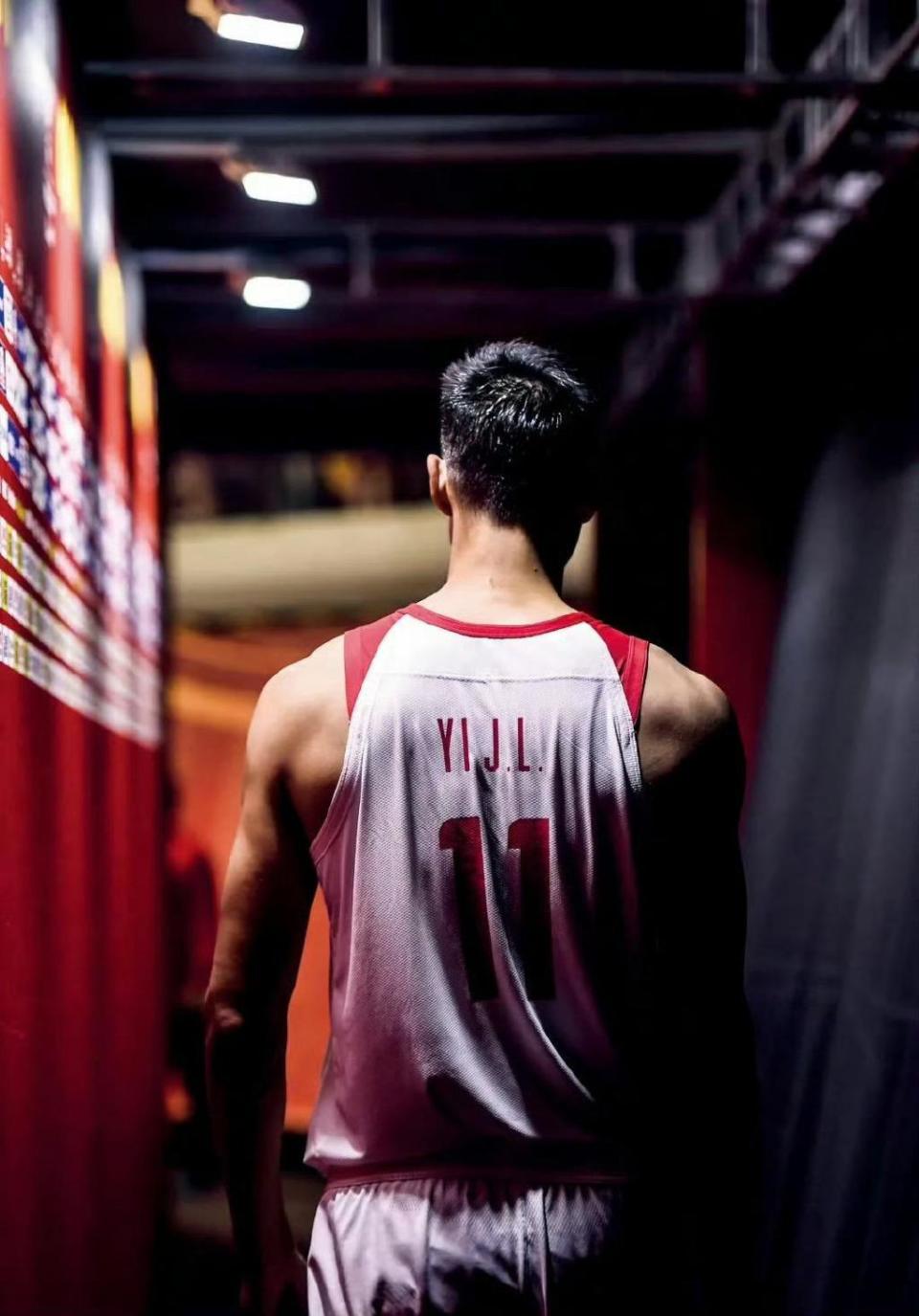 关于篮网鏖战热火，易建联点燃赛场的信息