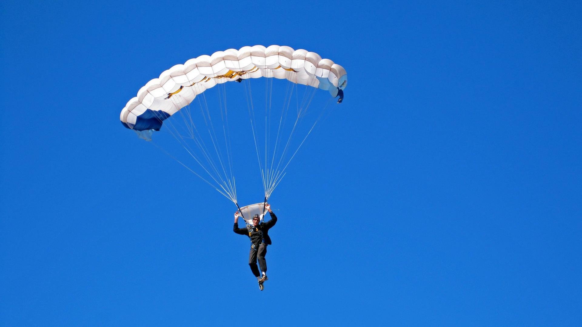 德甲争冠战之夜，哈利伯顿末节接管比赛