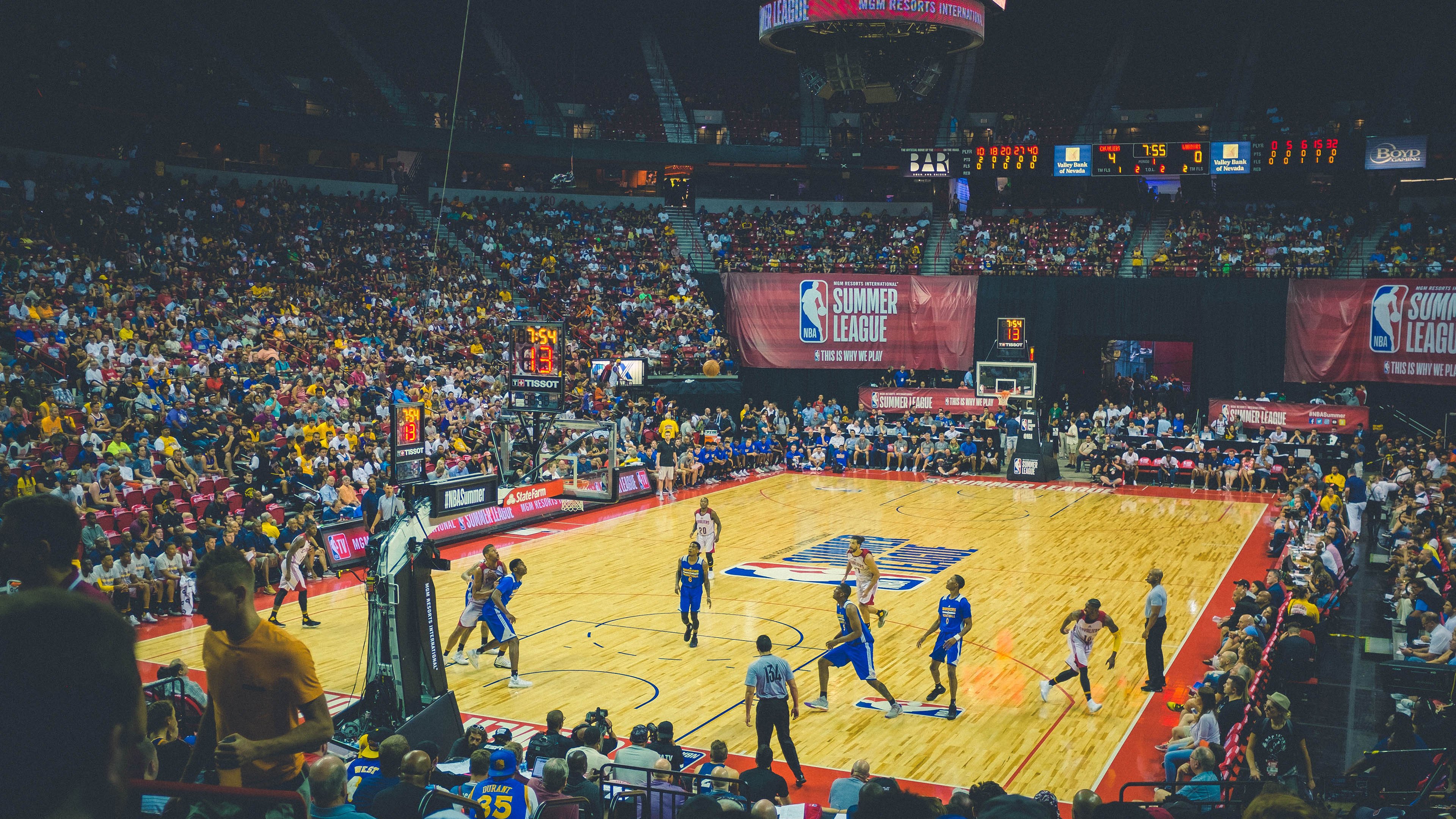 赛道上的毫厘之争，勒克莱尔关键制胜，迈凯伦惊险击败索伯